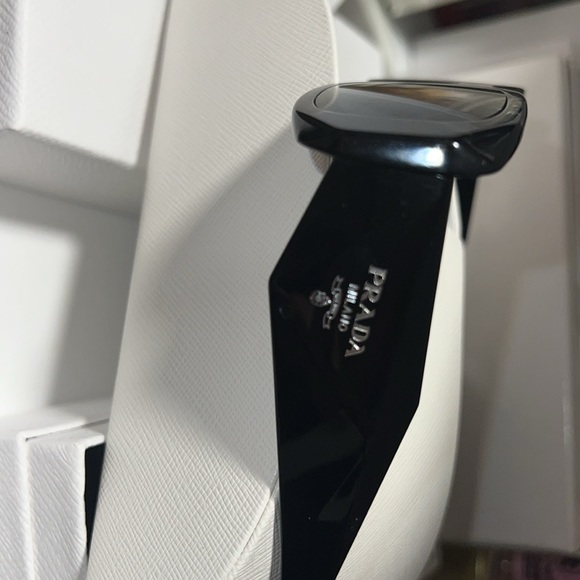 Iconic prada sunglasses - Picture 4 of 8